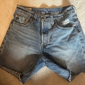Levi’s - 501 mid length short - size 27